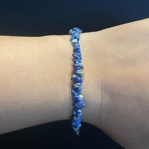 Lápis lazuli chip silver tone bracelet
